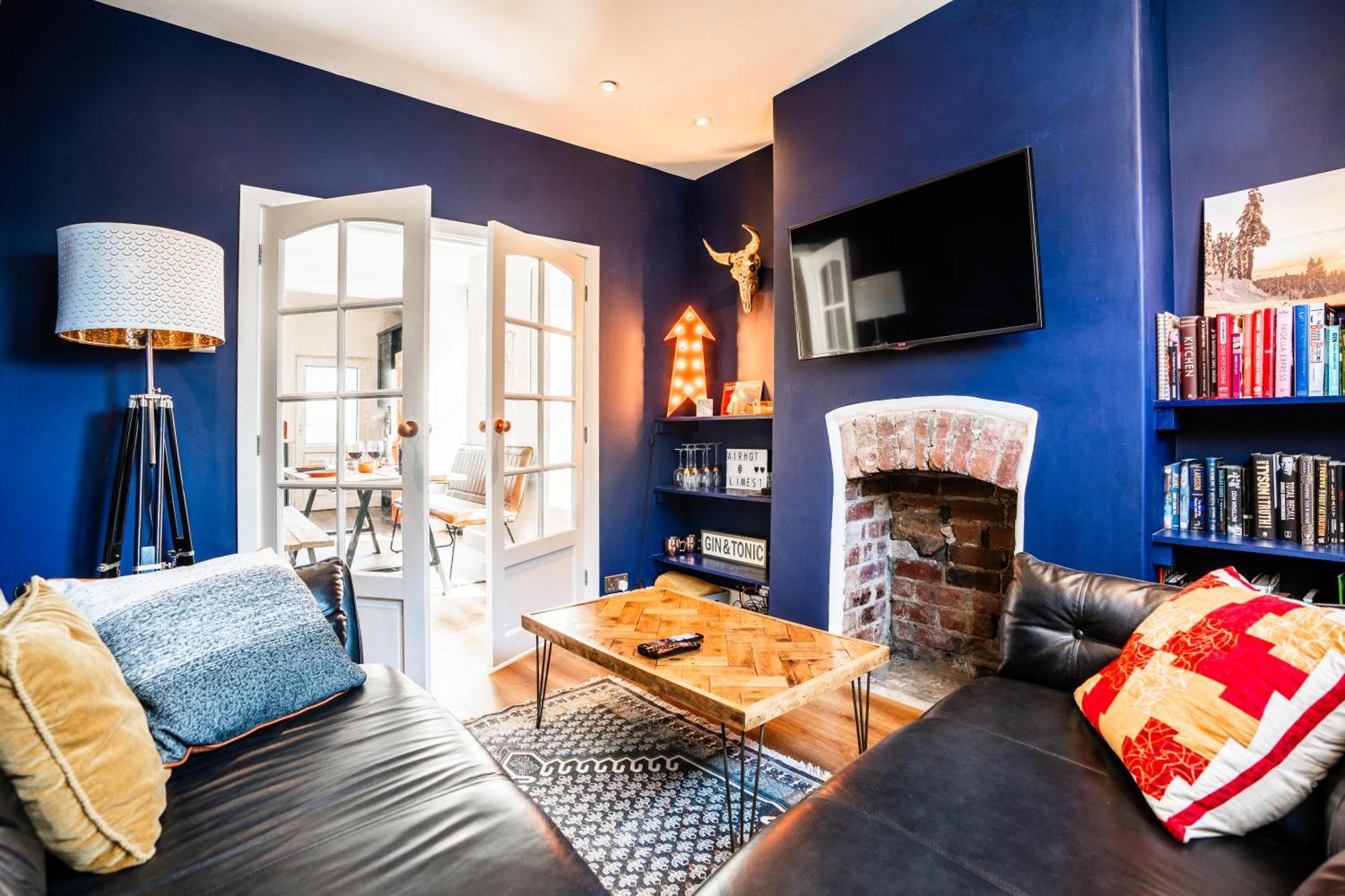 With Airhgt At 3 Bedroom House Near The Stray *