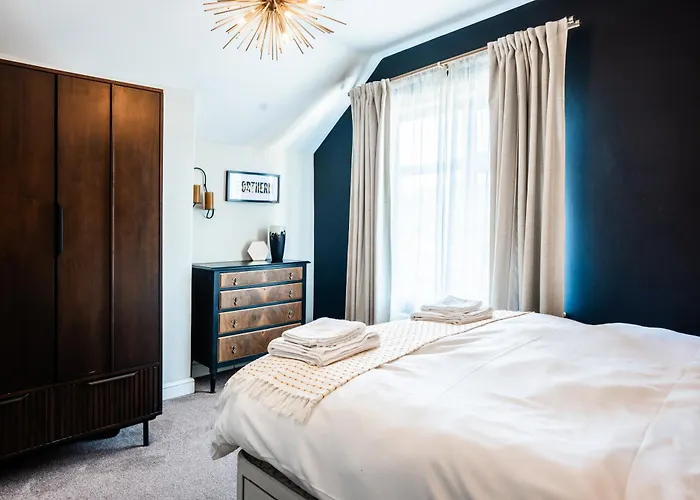Stay With Airhgt At 3 Bedroom House Near The Stray