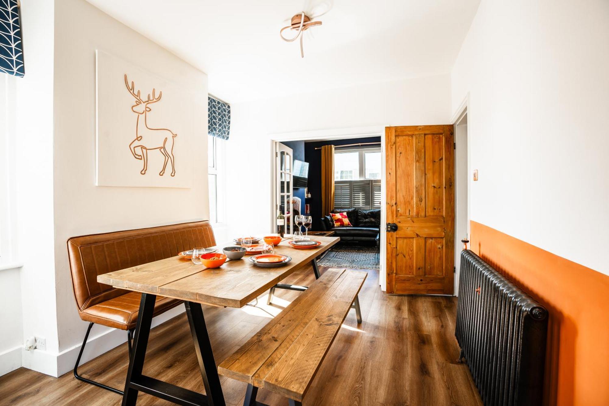 With Airhgt At 3 Bedroom House Near The Stray Holiday home *